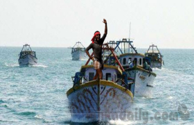 මෙරට ධීවරයන් මුහුදු නොයන කොට ඉන්දීය ධිවරයින් මෙරට මුහුදු සීමාව අල්ලයි