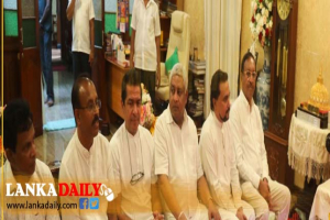 ආණ්ඩුවේ ක්‍රියාකලාපය ගැන විපක්‍ෂයේ පිරිසක් හදිසියේම මහනාහිමිවරුන් හමුවී සාකච්ඡාවක