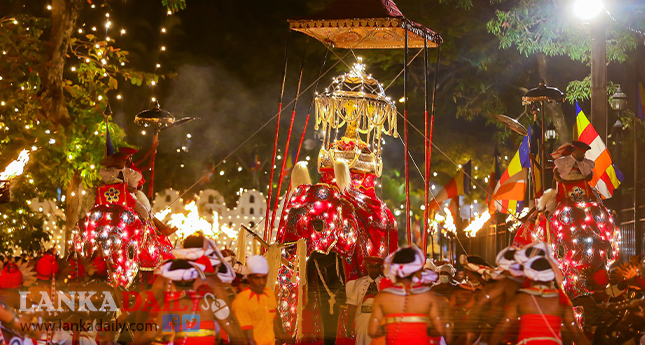 දළදාවේ ඇසළ පෙරහැර මංගල්‍යය පළමු කුඹල් පෙරහර අද වීථි සංචාරයට සුදානමින්