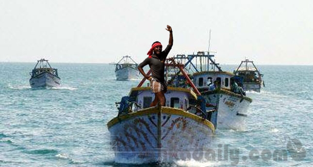 මෙරට ධීවරයන් මුහුදු නොයන කොට ඉන්දීය ධිවරයින් මෙරට මුහුදු සීමාව අල්ලයි