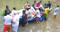 ගඟේ ගහගෙන යන මිනිහාට, පොලිස් පැමිණිලි දාලා ආධාර ඉල්ල ගන්නලු